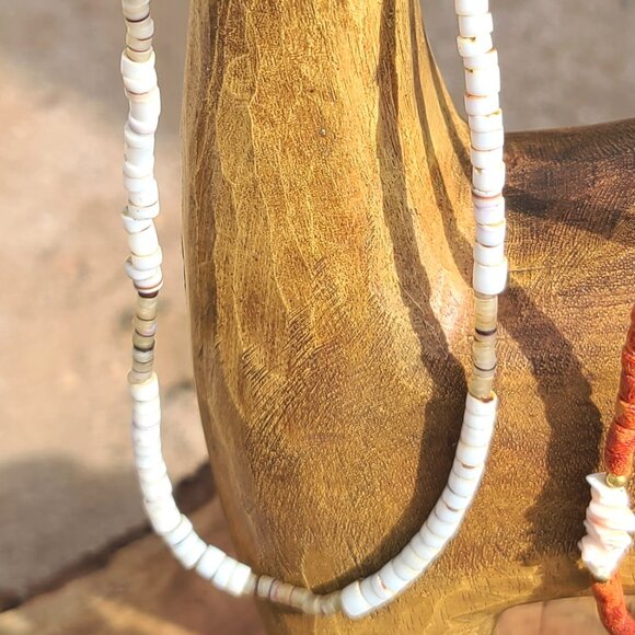 Unisex 1960's Puka Shell Necklace 16" - Picture 2 of 4